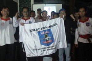 Ketua IPSI Kuningan berfoto bersama dengan jajaran PPS Merpati Putih Kunigan seusai silaturahmi.